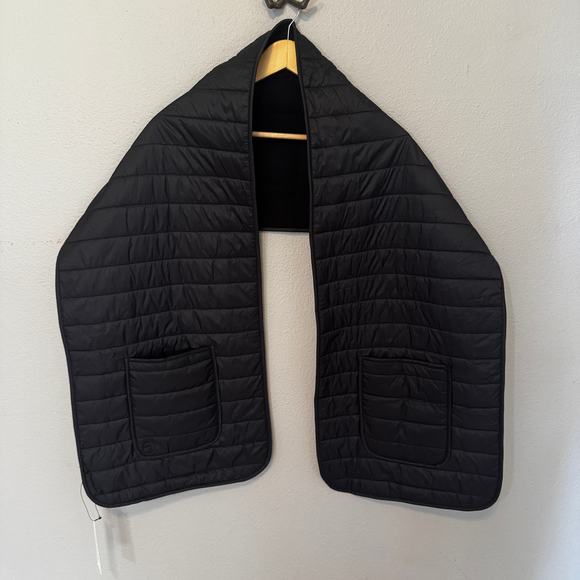 NWT Puffer Hug Lightweight Scarf Wrap with Pockets In Black Unisex - Picture 2 of 4